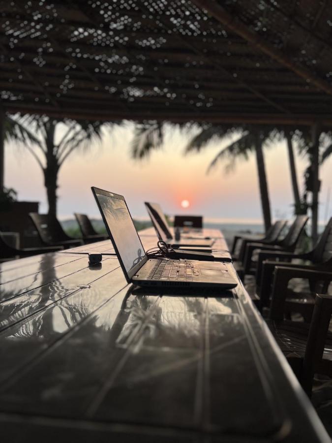 Revibe Beach Hostel Gokarna Gokarna  Buitenkant foto